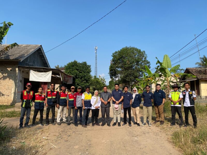 Pihak PT. SMI, Dinas PU -PR dan Bappeda Lampung Selatan foto bersama usai meninjau jalan di wilayah Kecamatan Kalianda. (Foto.Dok.Dinas PU -PR Lamsel) 
