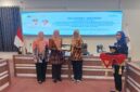 Kabag Adbang Setdakab Subang menyerahkan cinderamata kepada Asisten Bidang Ekobang Tri Umaryani