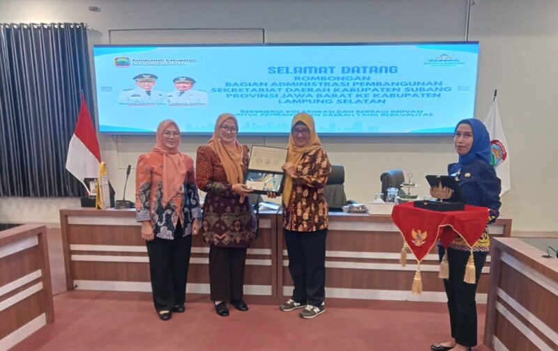 Kabag Adbang Setdakab Subang menyerahkan cinderamata kepada Asisten Bidang Ekobang Tri Umaryani
