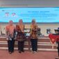 Kabag Adbang Setdakab Subang menyerahkan cinderamata kepada Asisten Bidang Ekobang Tri Umaryani