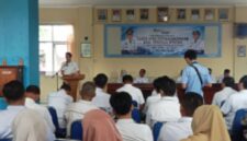 Bupati Lampung Selatan Radityo Egi Pratama tengah memberikan sambutan dalam kegiatan penyerahan Kartu BPJS Ketenagakerjaan. (Foto.Juwantoro) 