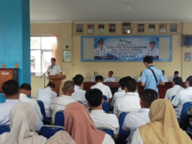 Bupati Lampung Selatan Radityo Egi Pratama tengah memberikan sambutan dalam kegiatan penyerahan Kartu BPJS Ketenagakerjaan. (Foto.Juwantoro) 