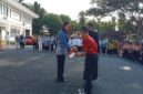 Ketua TP PKK Lamsel Zita Anjani menyerahkan anak - anak yang ikuti program Kids Takeover, Kamis, 23 Juli 2026. (Foto.Juwantoro) 