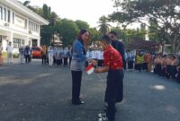 Ketua TP PKK Lamsel Zita Anjani menyerahkan anak - anak yang ikuti program Kids Takeover, Kamis, 23 Juli 2026. (Foto.Juwantoro) 