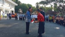Ketua TP PKK Lamsel Zita Anjani menyerahkan anak - anak yang ikuti program Kids Takeover, Kamis, 23 Juli 2026. (Foto.Juwantoro) 