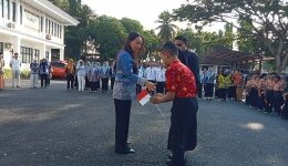 Ketua TP PKK Lamsel Zita Anjani menyerahkan anak - anak yang ikuti program Kids Takeover, Kamis, 23 Juli 2026. (Foto.Juwantoro) 