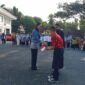 Ketua TP PKK Lamsel Zita Anjani menyerahkan anak - anak yang ikuti program Kids Takeover, Kamis, 23 Juli 2026. (Foto.Juwantoro) 