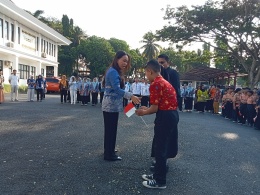 Ketua TP PKK Lamsel Zita Anjani menyerahkan anak - anak yang ikuti program Kids Takeover, Kamis, 23 Juli 2026. (Foto.Juwantoro) 