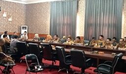 Tim dari Provinsi Lampung Audensi dengan Pemkab dan Komisi I DPRD Lamsel. (Foto.Juwantoro) 