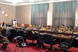 Tim dari Provinsi Lampung Audensi dengan Pemkab dan Komisi I DPRD Lamsel. (Foto.Juwantoro) 