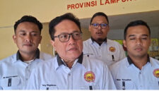 Poto: Sekertaris POBSI Lampung Hary Bansawan bersam sejumlah pengurus (dok KONI Lampung)