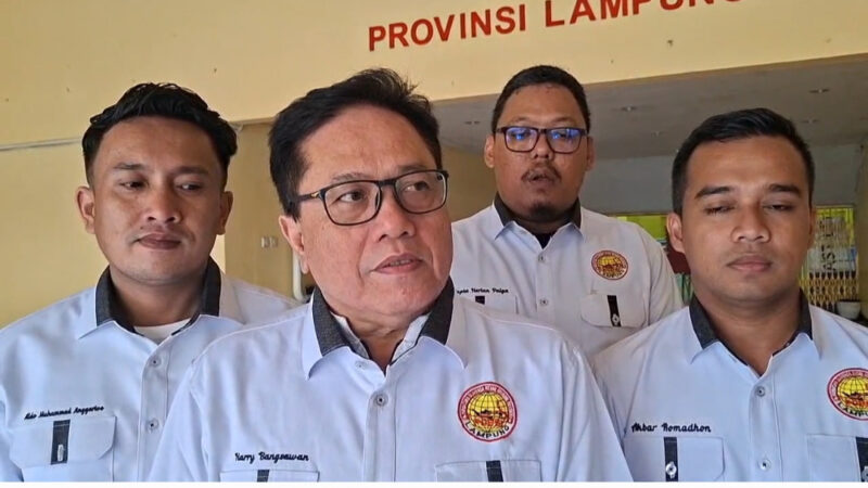 Poto: Sekertaris POBSI Lampung Hary Bansawan bersam sejumlah pengurus (dok KONI Lampung)