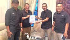 Poto: Tim Bultangkis PWI Lampung serahkan SK kepada Manajer Aswarodi (ist).