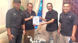 Poto: Tim Bultangkis PWI Lampung serahkan SK kepada Manajer Aswarodi (ist).