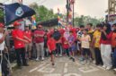 Poto: Kepala Lingkungan 08 Melepas Peserta Jalan Sehat (lim)