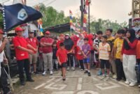 Poto: Kepala Lingkungan 08 Melepas Peserta Jalan Sehat (lim)