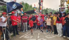 Poto: Kepala Lingkungan 08 Melepas Peserta Jalan Sehat (lim)