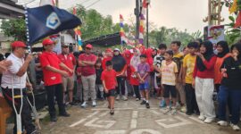 Poto: Kepala Lingkungan 08 Melepas Peserta Jalan Sehat (lim)
