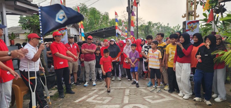 Poto: Kepala Lingkungan 08 Melepas Peserta Jalan Sehat (lim)