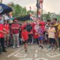 Poto: Kepala Lingkungan 08 Melepas Peserta Jalan Sehat (lim)