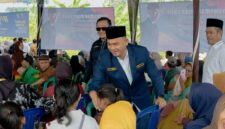Poto: Ketua Karang Taruna Lampung Selatan, Sahirul Hidayat menyapa warga (ist).