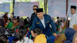 Poto: Ketua Karang Taruna Lampung Selatan, Sahirul Hidayat menyapa warga (ist).