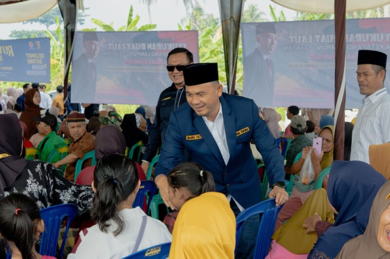 Poto: Ketua Karang Taruna Lampung Selatan, Sahirul Hidayat menyapa warga (ist).
