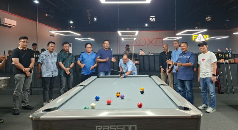 Poto: Sekjen PWI Pusat melakukan pemukulan Bala Tanda di Mulai Latihan perdana Tim Bilyar Porwanas Lampung.