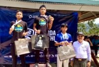 Poto: Wakil ketua IV KONI Lampung Achmad Chrisna putra bersama para atlet Aquathlon (hms).
