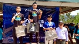 Poto: Wakil ketua IV KONI Lampung Achmad Chrisna putra bersama para atlet Aquathlon (hms).