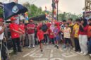 Poto: kepala Lingungan 08 Perumnas Hartono Solikhudin melepas Peerta jalan sehat (ist).