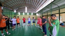 Poto: Ketua Harian Porwnas Supriadi Alfian, bersama TIM Futsal  PWI Lampung (ist).