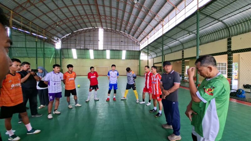 Poto: Ketua Harian Porwnas Supriadi Alfian, bersama TIM Futsal  PWI Lampung (ist).
