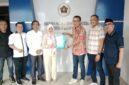Poto: Ketua PWI Lampung Wirahadikusumah menyerahkan SK Manager kepada Dewi Mayang Suri Djausal (dok PWI Lampung).