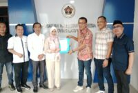 Poto: Ketua PWI Lampung Wirahadikusumah menyerahkan SK Manager kepada Dewi Mayang Suri Djausal (dok PWI Lampung).