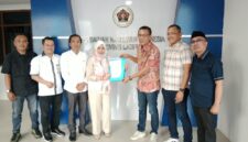 Poto: Ketua PWI Lampung Wirahadikusumah menyerahkan SK Manager kepada Dewi Mayang Suri Djausal (dok PWI Lampung).