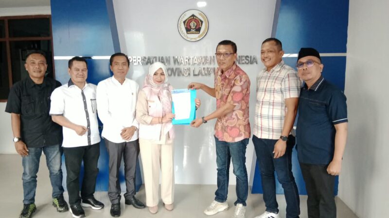 Poto: Ketua PWI Lampung Wirahadikusumah menyerahkan SK Manager kepada Dewi Mayang Suri Djausal (dok PWI Lampung).
