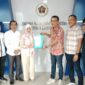 Poto: Ketua PWI Lampung Wirahadikusumah menyerahkan SK Manager kepada Dewi Mayang Suri Djausal (dok PWI Lampung).