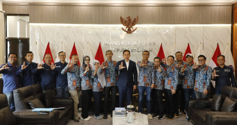 Bupati Lampung Selatan Radityo Egi Pratama dan Pengurus PWI Lampung dan PWI Lamsel foto bersama usai audensi. (Foto.Ist) 