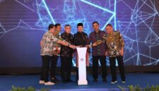 Menteri ATR/BPN Nasron pencet bel sebagai tanda peluncuran tiga program. (Foto.Ist) 