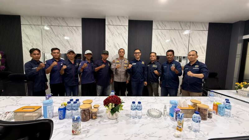 Kapolres Lampung Selatan AKBP Deddy Kurniawan foto bersama pengurus PWI Lamsel, usai beraudiensi. (Foto.Ist) 
