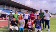 Poto: Manager Fahrrurozi, ketua Harian Supriyadi Alfian dan  jajaran pengurus PWI Lampung bersama para Atlet. (Hms/PWI Lpg).