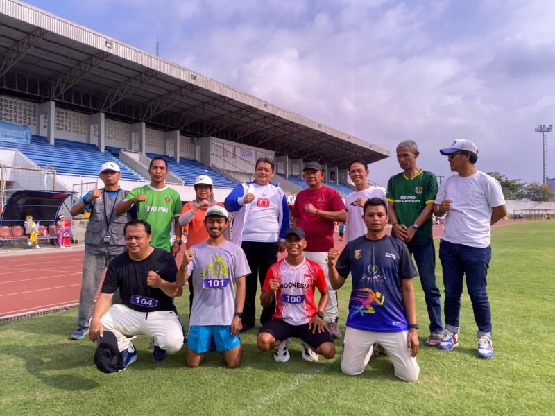 Poto: Manager Fahrrurozi, ketua Harian Supriyadi Alfian dan  jajaran pengurus PWI Lampung bersama para Atlet. (Hms/PWI Lpg).