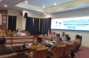 Pemkab Lamsel gelar rakor mingguan, tampal Sekdakab Lamsel Supriyanto tengah memberikan paparan. (Foto.Juwantoro) 