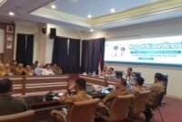 Pemkab Lamsel gelar rakor mingguan, tampal Sekdakab Lamsel Supriyanto tengah memberikan paparan. (Foto.Juwantoro) 