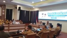 Pemkab Lamsel gelar rakor mingguan, tampal Sekdakab Lamsel Supriyanto tengah memberikan paparan. (Foto.Juwantoro)