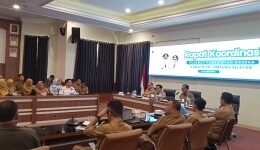 Pemkab Lamsel gelar rakor mingguan, tampal Sekdakab Lamsel Supriyanto tengah memberikan paparan. (Foto.Juwantoro) 