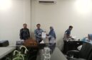 Sekdakab Lampung Selatan Supriyanto serahkan SPT Plt Kepala Sekolah. (Foto.Juwantoro) 