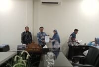 Sekdakab Lampung Selatan Supriyanto serahkan SPT Plt Kepala Sekolah. (Foto.Juwantoro) 