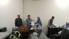 Sekdakab Lampung Selatan Supriyanto serahkan SPT Plt Kepala Sekolah. (Foto.Juwantoro)